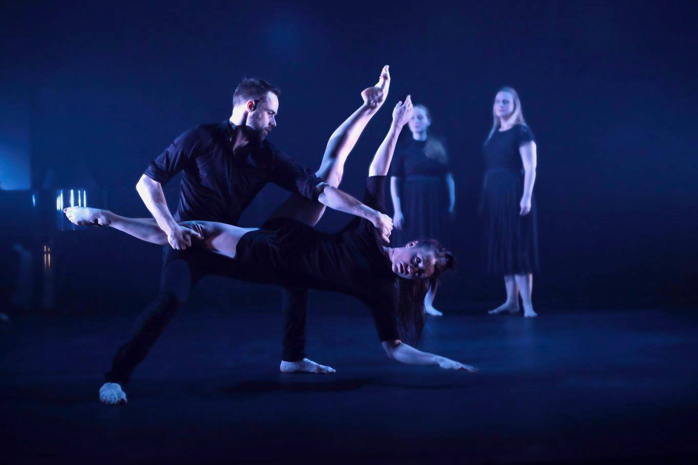 Mozart Airborne / Expressions Dance Company & Opera Queensland